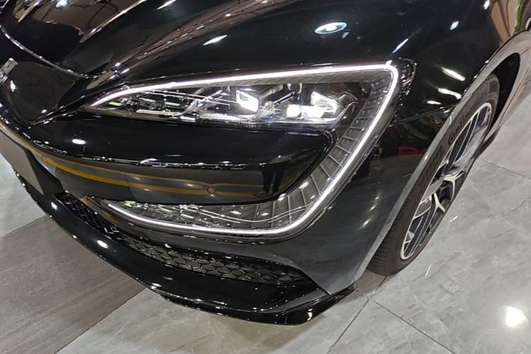 Used Yangwang U7 2025 EV Five-Seat Luxury Edition Left Front Headlight