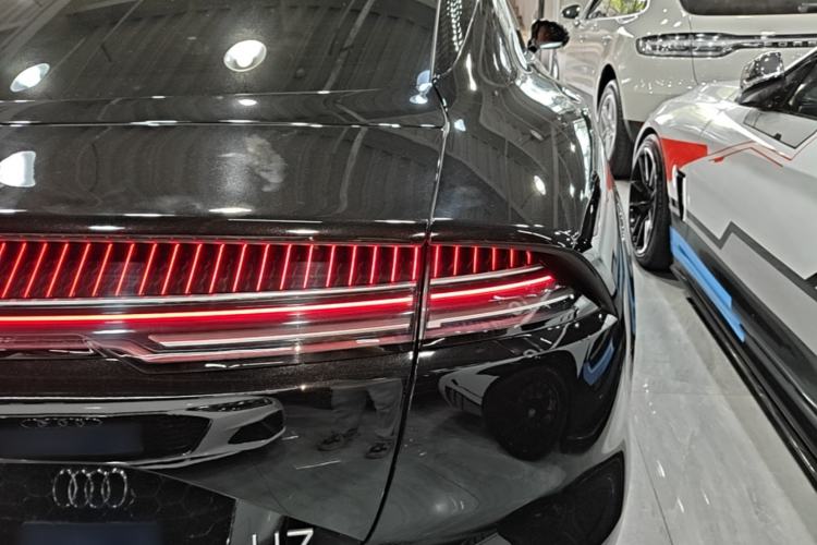 Used Yangwang U7 2025 EV Four-Seat Flagship Edition Right Rear Taillight