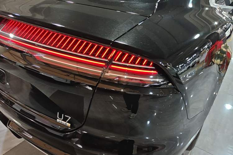Used Yangwang U7 2025 EV Five-Seat Luxury Edition Right Rear Taillight