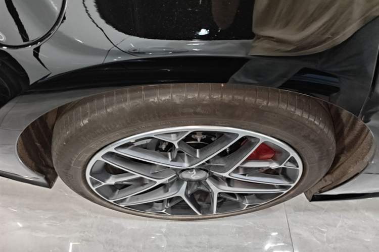 Used Yangwang U7 2025 EV Four-Seat Flagship Edition Right Rear Wheel Hub