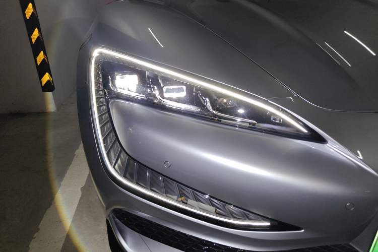 Used Yangwang U7 2025 EV Four-Seat Flagship Edition Right Front Headlight