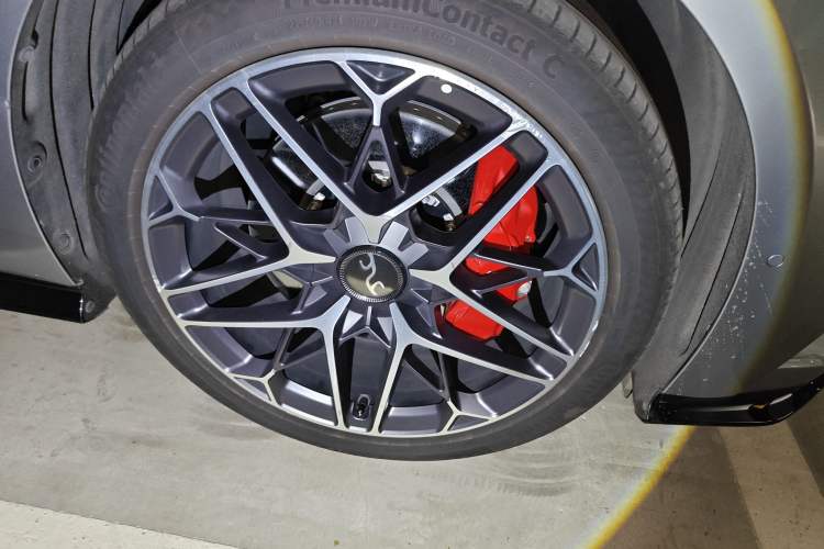 Used Yangwang U7 2025 EV Four-Seat Flagship Edition Right Front Wheel Hub