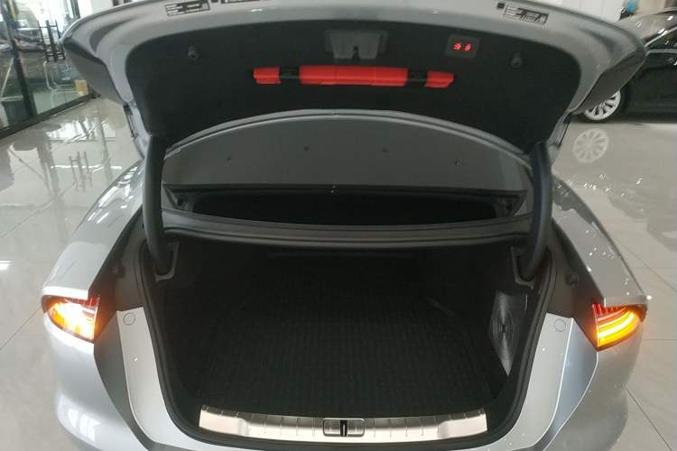 Used Yangwang U7 2025 PHEV Five-Seat Luxury Edition Trunk