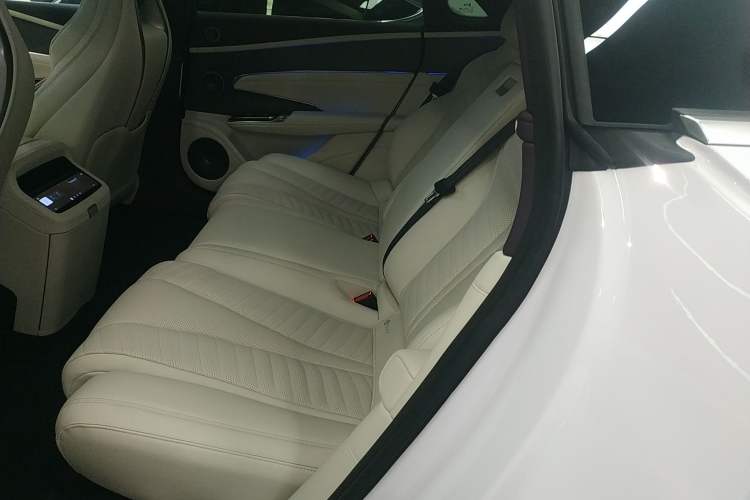 Used Yangwang U7 2025 EV Five-Seat Luxury Edition Interior 4