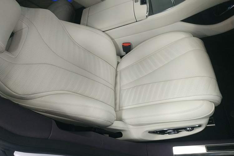 Used Yangwang U7 2025 EV Five-Seat Luxury Edition Right Front Seat