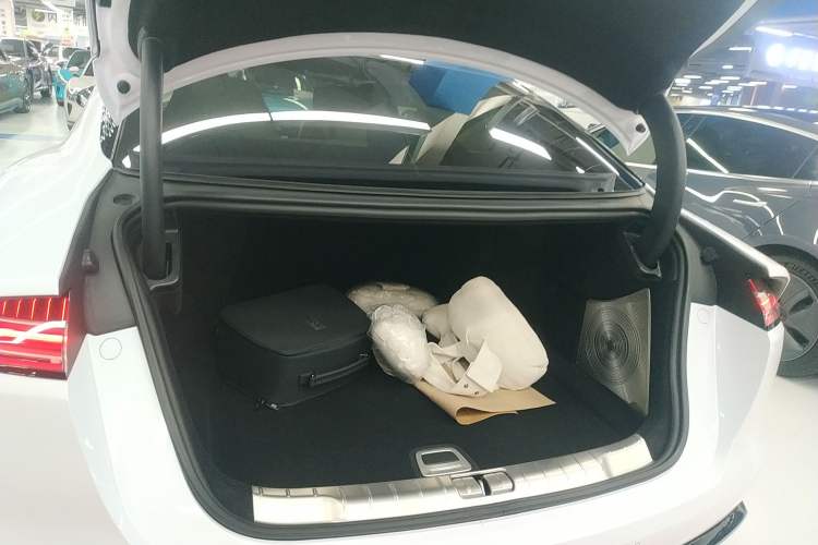 Used Yangwang U7 2025 EV Five-Seat Luxury Edition Trunk