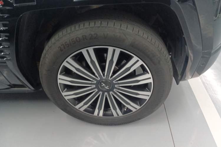 Used Yangwang U8 2023 Luxury Edition Right Front Wheel Hub