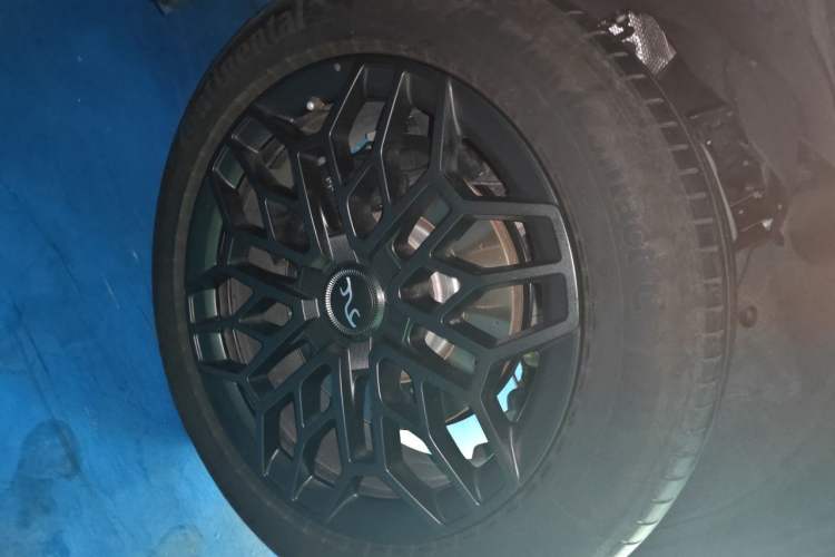 Used Yangwang U8 2023 Luxury Edition Right Front Wheel Hub