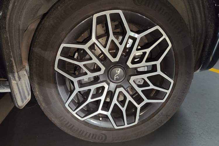 Used Yangwang U8 2023 Luxury Edition Right Front Wheel Hub