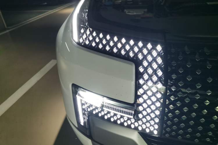 Used Yangwang U8 2023 Luxury Edition Right Front Headlight