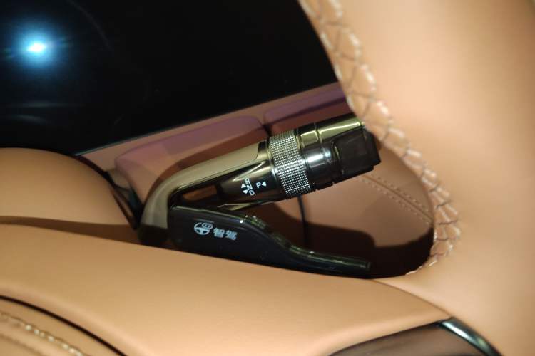 Used Yangwang U8 2023 Luxury Edition Gear Lever