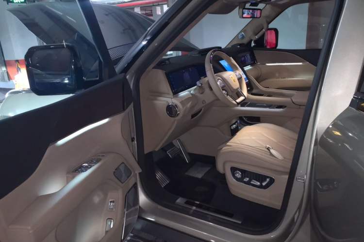 Used Yangwang U8 2025 Model U8L DingShi Edition Driver Seat