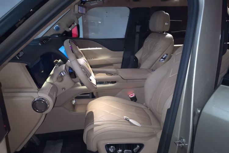 Used Yangwang U8 2025 Model U8L DingShi Edition Left Front Seat