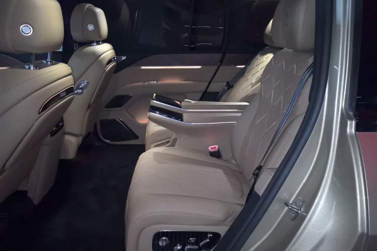 Used Yangwang U8 2025 Model U8L DingShi Edition Left Rear Seat