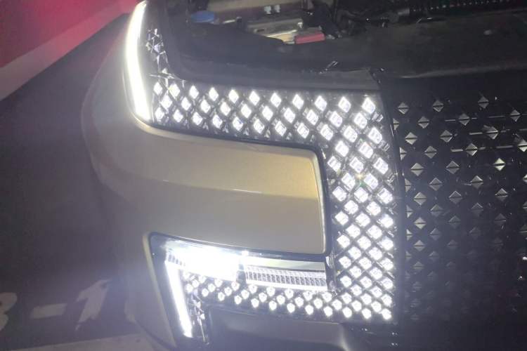 Used Yangwang U8 2025 Model U8L DingShi Edition Right Front Headlight