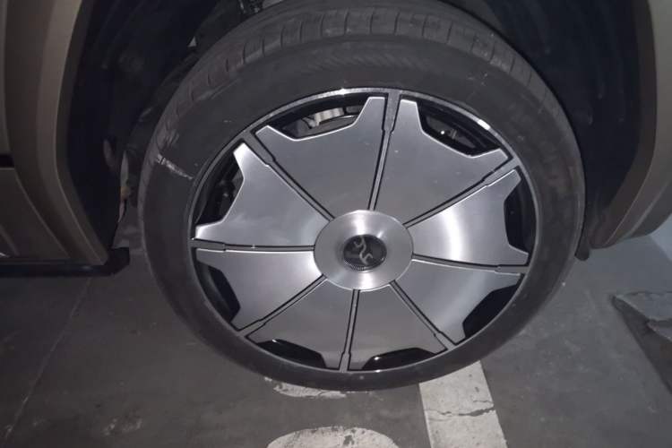 Used Yangwang U8 2025 Model U8L DingShi Edition Right Front Wheel Hub