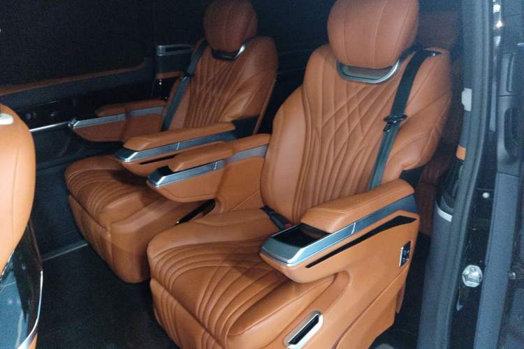 Used Yasheng V-Class 2021 2.0T Avensis Vanden Interior 4