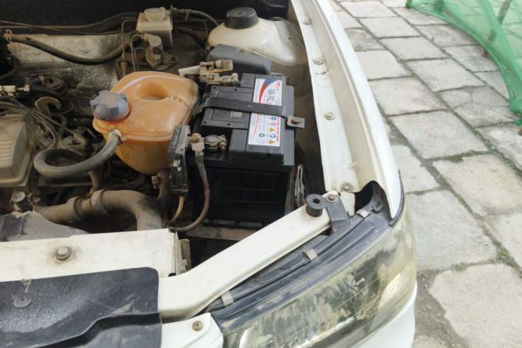 Used Yema F10 2011 1.5L Luxury Model Engine Bay Left