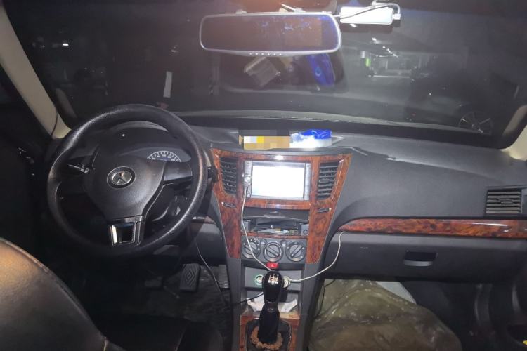 Used Yema F16 2014 1.6L Manual Elite Edition Center Console