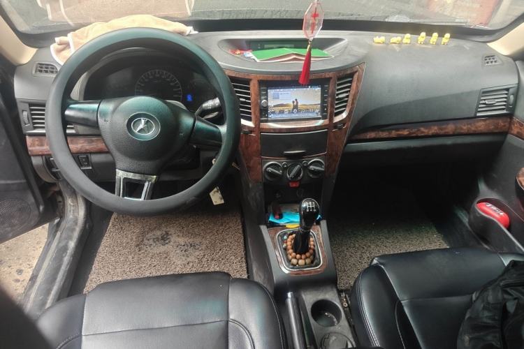 Used Yema F16 2014 1.6L Manual Elite Edition Center Console