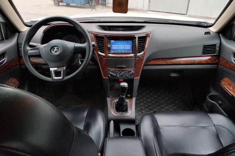 Used Yema F16 2014 1.6L Manual Elite Edition Center Console