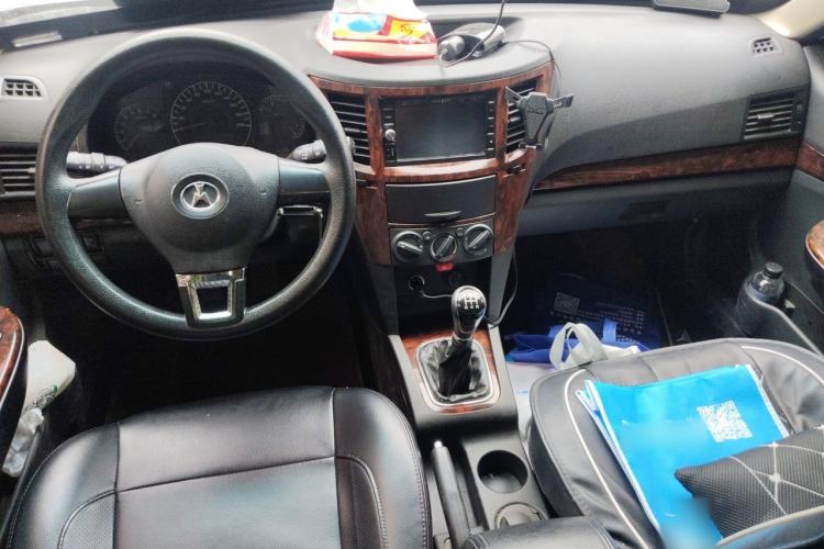 Used Yema F16 2014 1.6L Manual Elite Edition Center Console