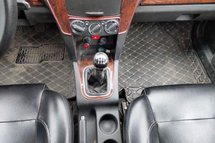 Used Yema F16 2014 1.6L Manual Elite Edition Gear Lever