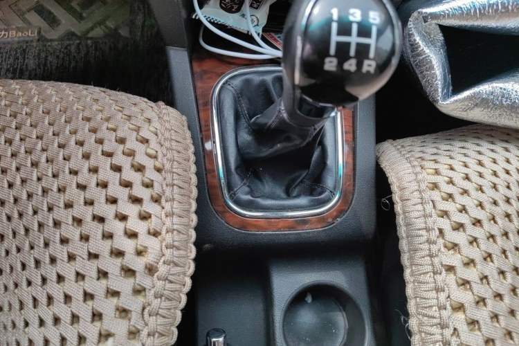 Used Yema F16 2014 1.6L Manual Elite Edition Gear Lever