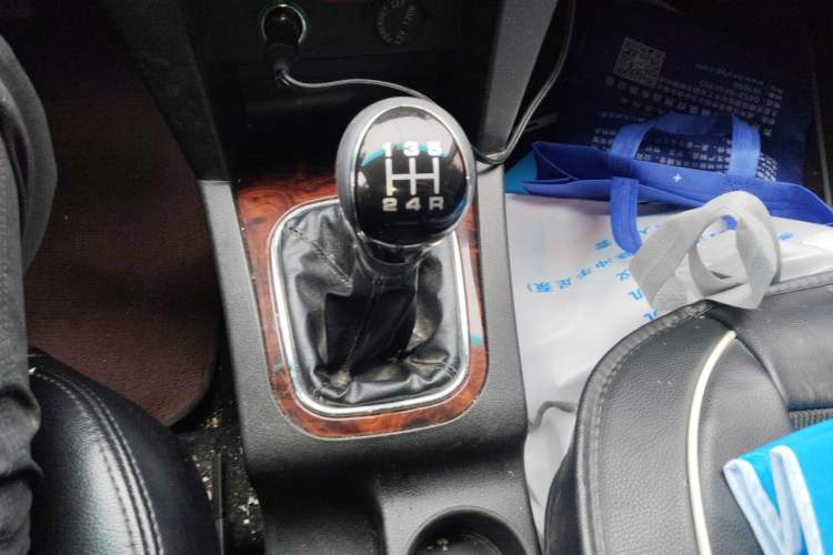 Used Yema F16 2014 1.6L Manual Elite Edition Gear Lever