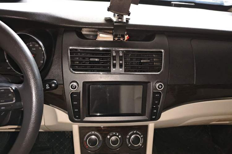 Used Yema Spica 2018 1.5L Manual Luxury Model Audio And AC Panel