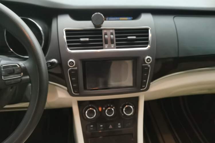 Used Yema Spica 2018 1.5L Manual Luxury Model Audio And AC Panel