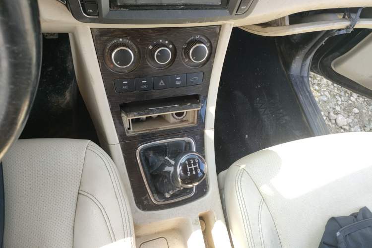 Used Yema Spica 2018 1.5L Manual Luxury Model Gear Lever