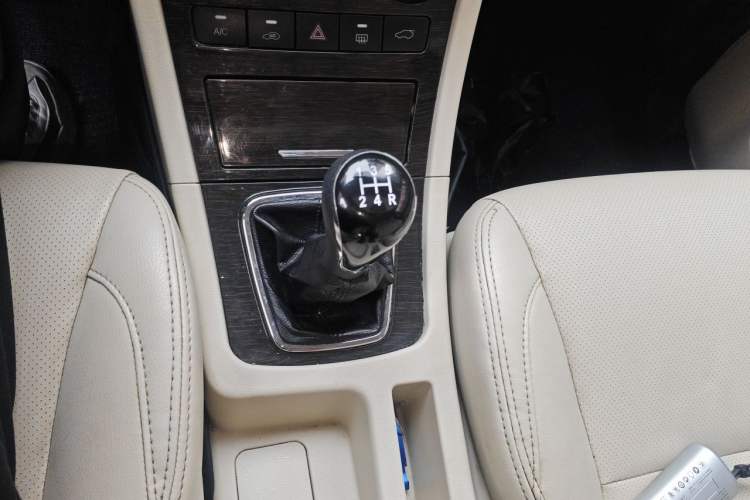 Used Yema Spica 2018 1.5L Manual Luxury Model Gear Lever