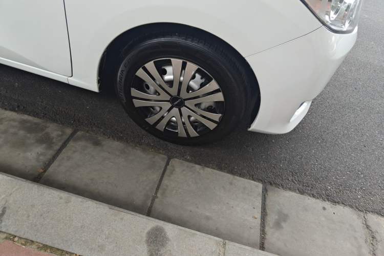 Used Yema Spica 2021 1.5L Manual Logistics Version 8 Seats Right Front Wheel Hub