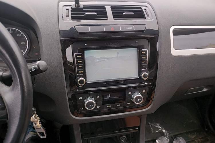 Used Yema T70 2015 Revised 1.8T CVT Elegant Version Audio And AC Panel