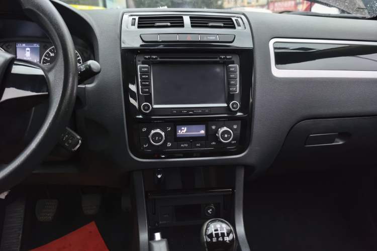 Used Yema T70 2015 1.8L Manual Elite Model Audio And AC Panel