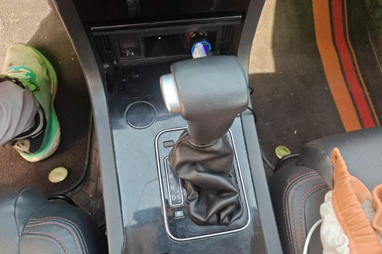 Used Yema T70 2015 1.8T CVT Flagship Model Gear Lever