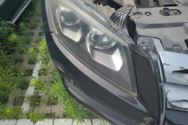 Used Yema T70 2015 Revised 1.8T CVT Elegant Version Right Front Headlight