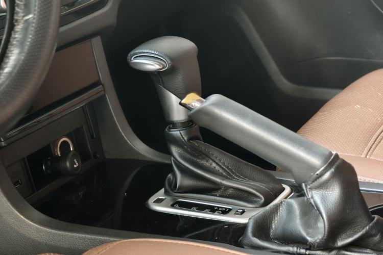 Used Yema T70 2015 Revised 1.8T CVT Elegant Version Gear Lever