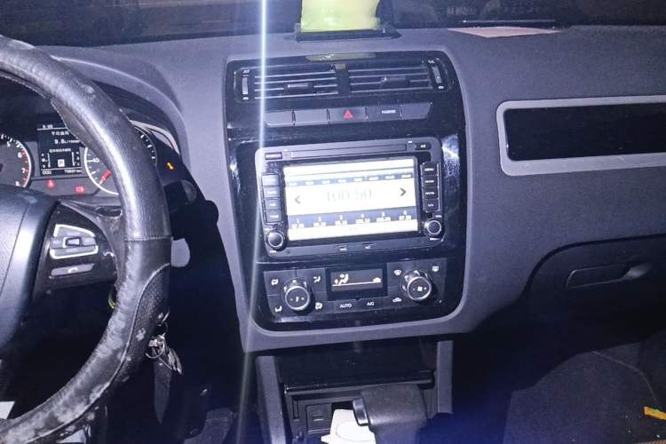 Used Yema T70 2015 Revised 1.8T CVT Elegant Version Audio And AC Panel