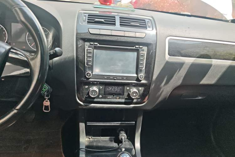 Used Yema T70 2015 1.8L Manual Luxury Model Audio And AC Panel