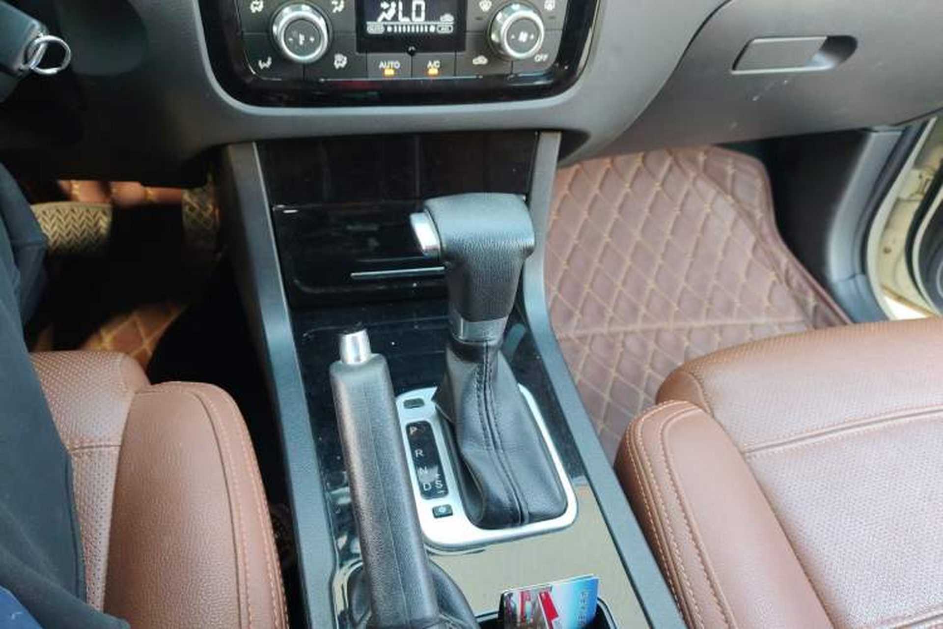 Used Yema T70 2015 Revised 1.8T CVT Elegant Version Gear Lever