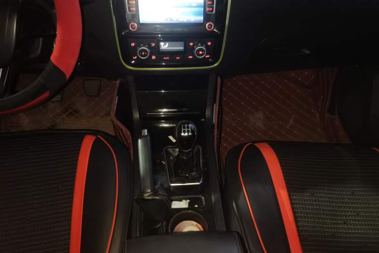 Used Yema T70 2015 1.8L Manual Elite Model Gear Lever