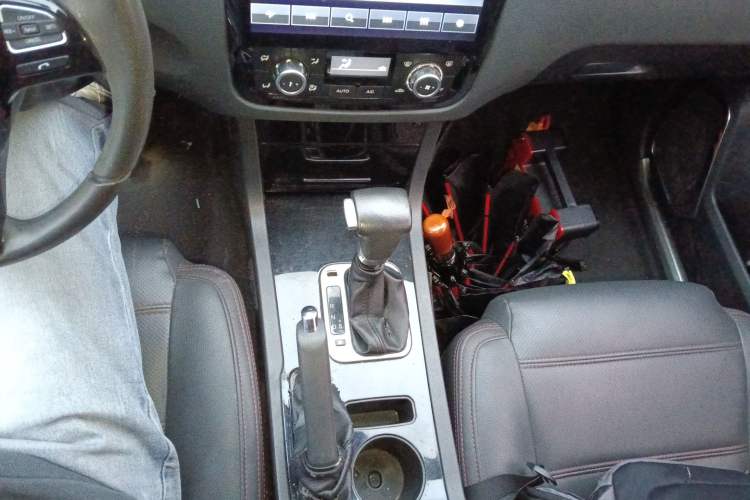 Used Yema T70 2015 Revised 1.8T CVT Elegant Version Gear Lever
