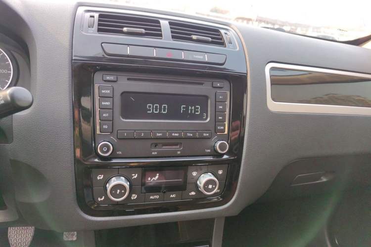 Used Yema T70 2016 Upgraded Model 1.8L Manual Comfort Version Audio And AC Panel