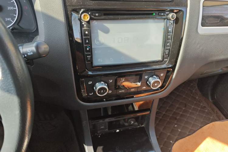 Used Yema T70 2016 Upgraded Model 1.8L Manual Comfort Version Audio And AC Panel