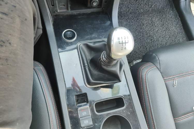 Used Yema T70 2016 Upgraded Model 1.5T Manual Luxury Version Gear Lever