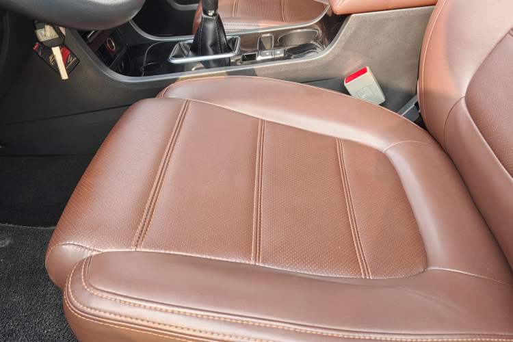 Used Yema T70 2016 Upgraded Model 1.8L Manual Comfort Version Interior 3