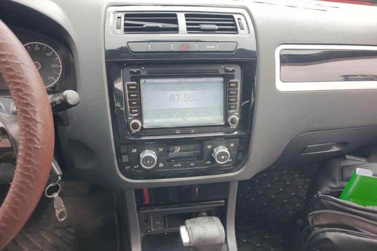 Used Yema T70 2016 1.8T CVT Elegant Model Audio And AC Panel