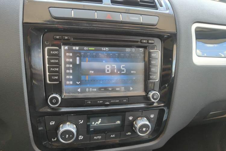 Used Yema T70 2016 1.8T CVT Elegant Model Audio And AC Panel